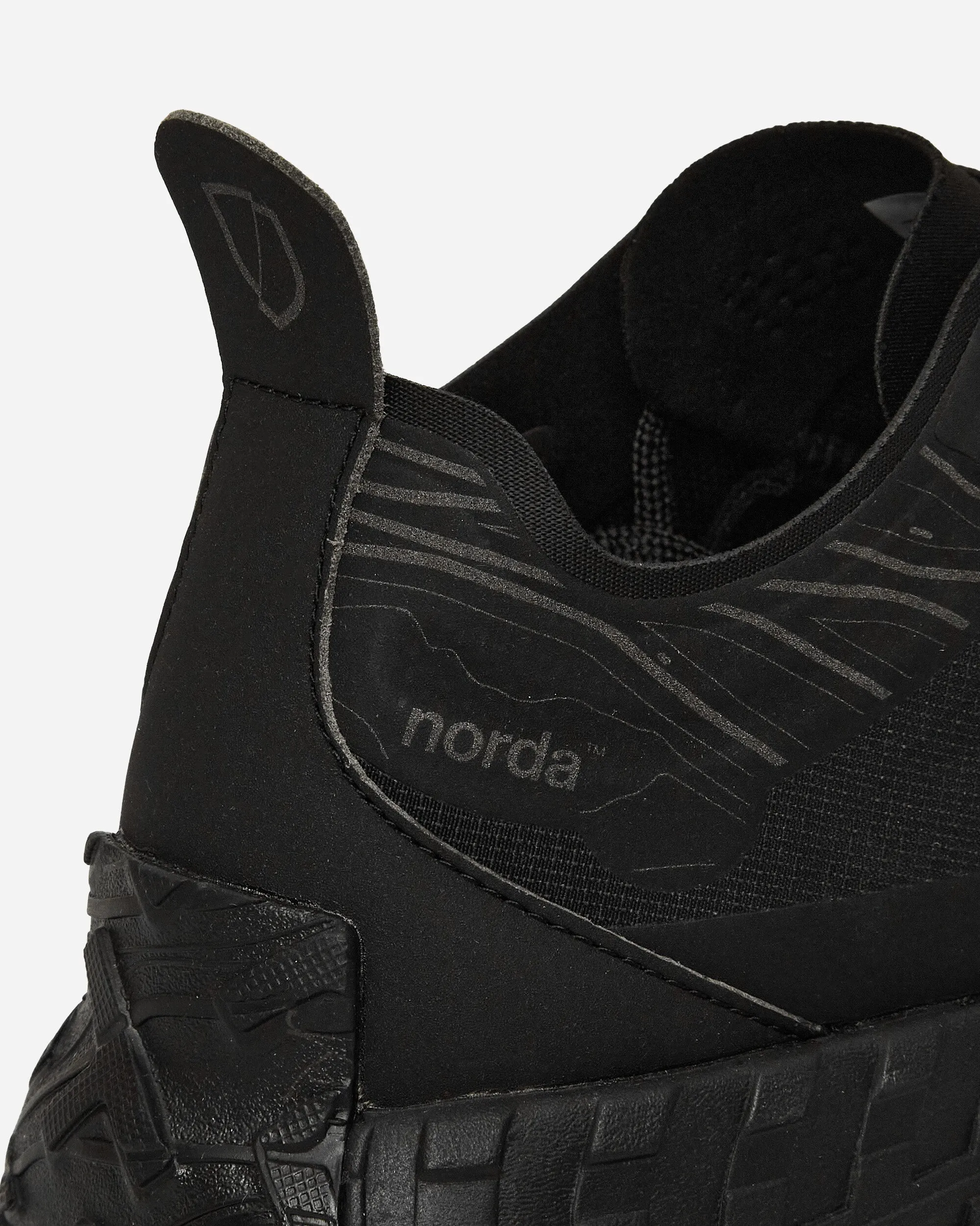 001 Sneakers Tarnschwarz