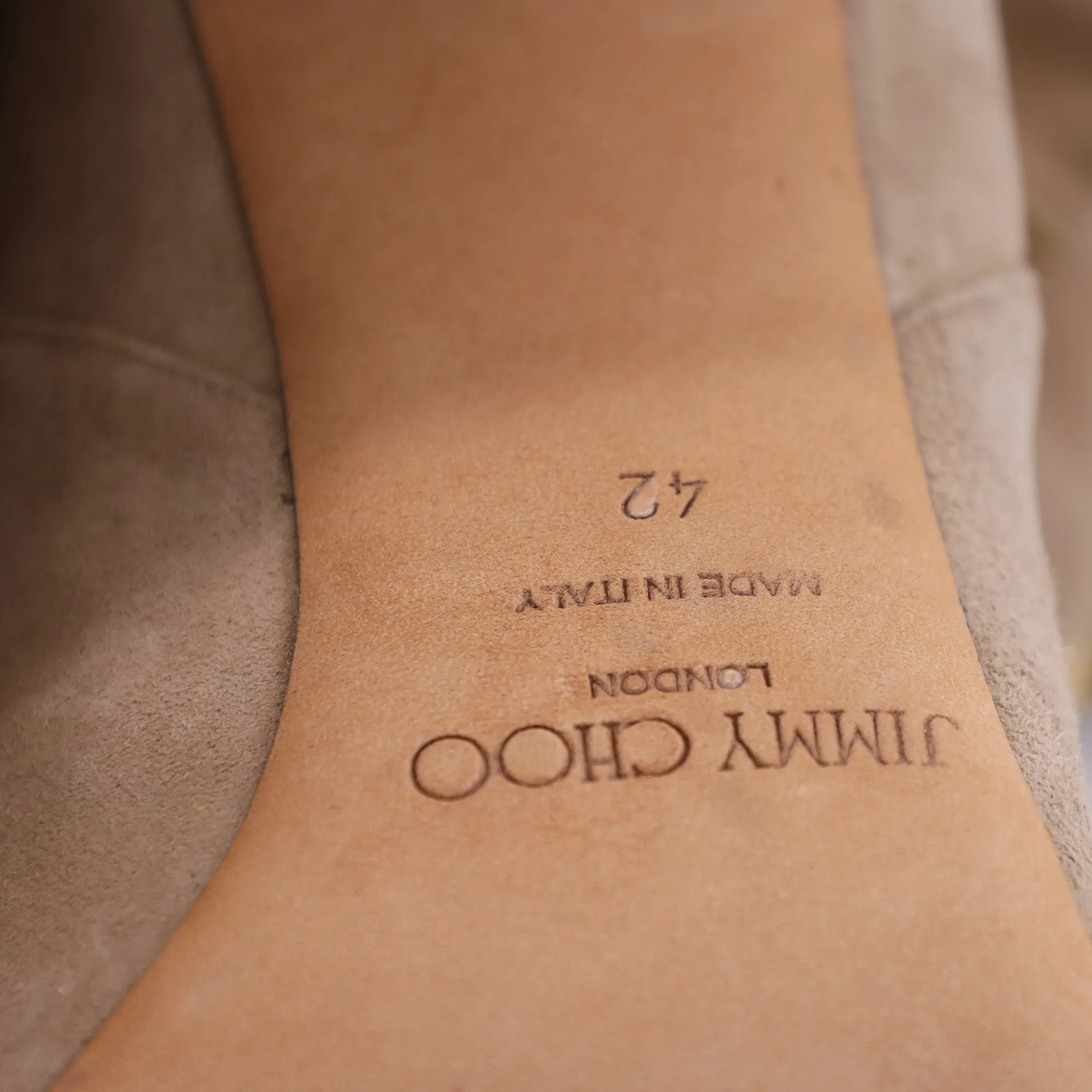 Jimmy Choo Mysen 100 Booties mit offener Spitze und Kettendetail in braunem Wildleder_Jimmy-Choo