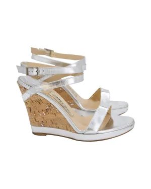 Jimmy Choo Riemchenpumps mit Keilabsatz in Silber Leder