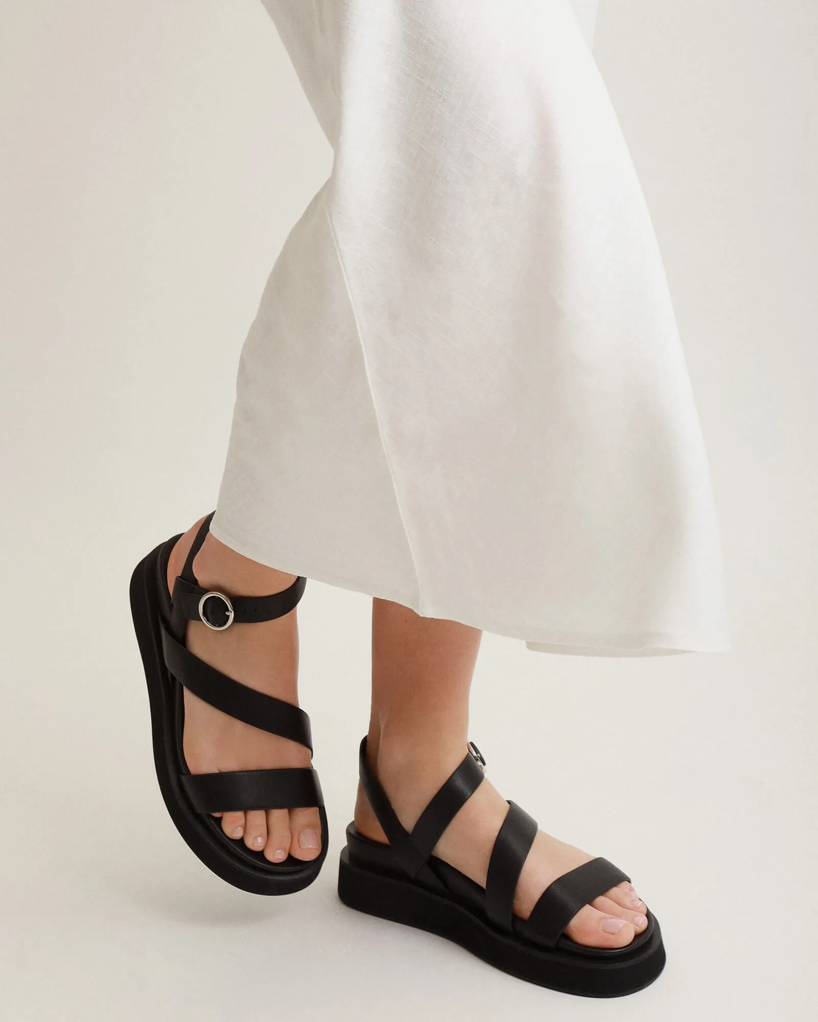 MARAIS FLACHER SANDALEN AUS SCHWARZEM LEDER