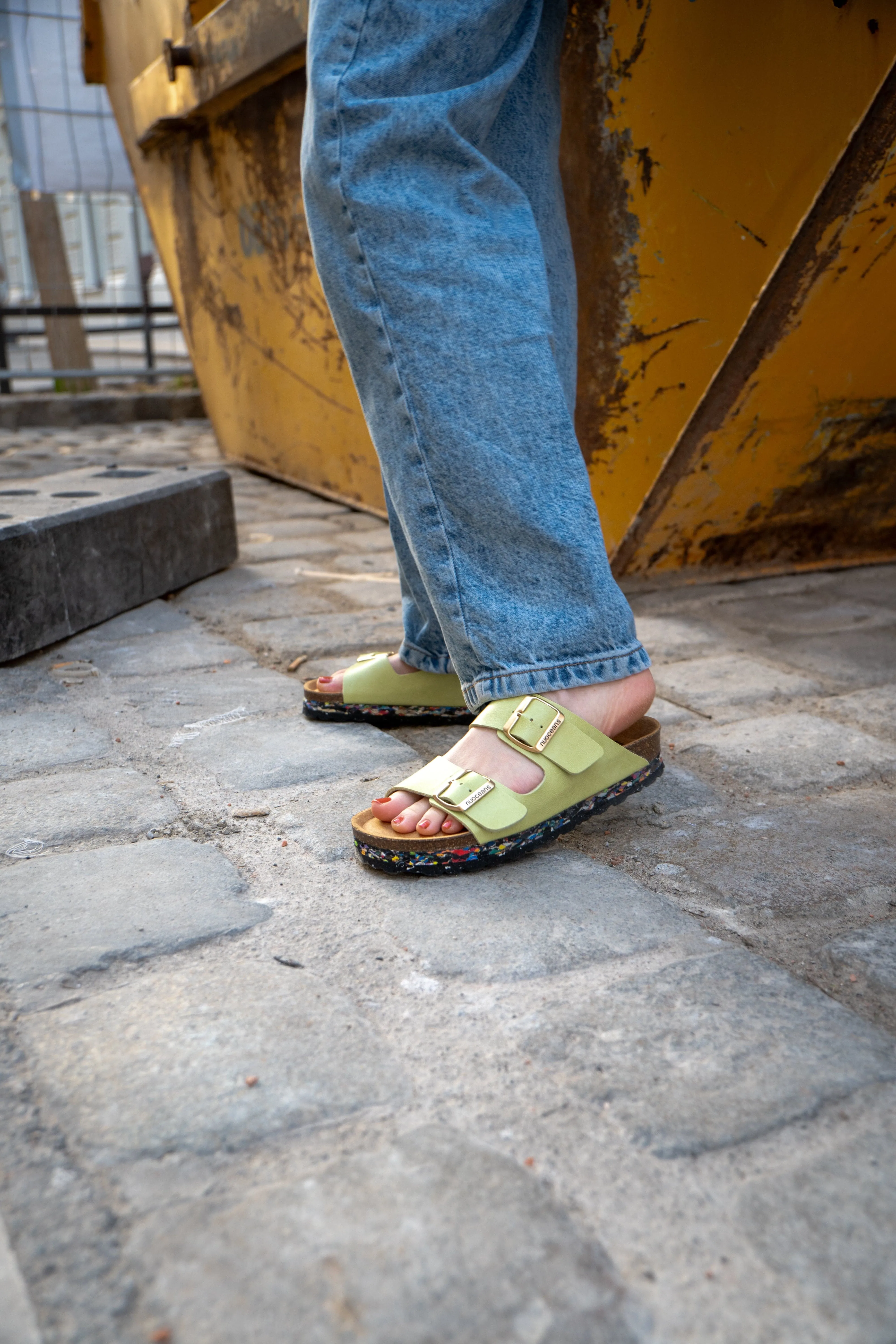Nuo Recycelte Flipflop & Kork Sandalen mit Schnalle | Seegrün