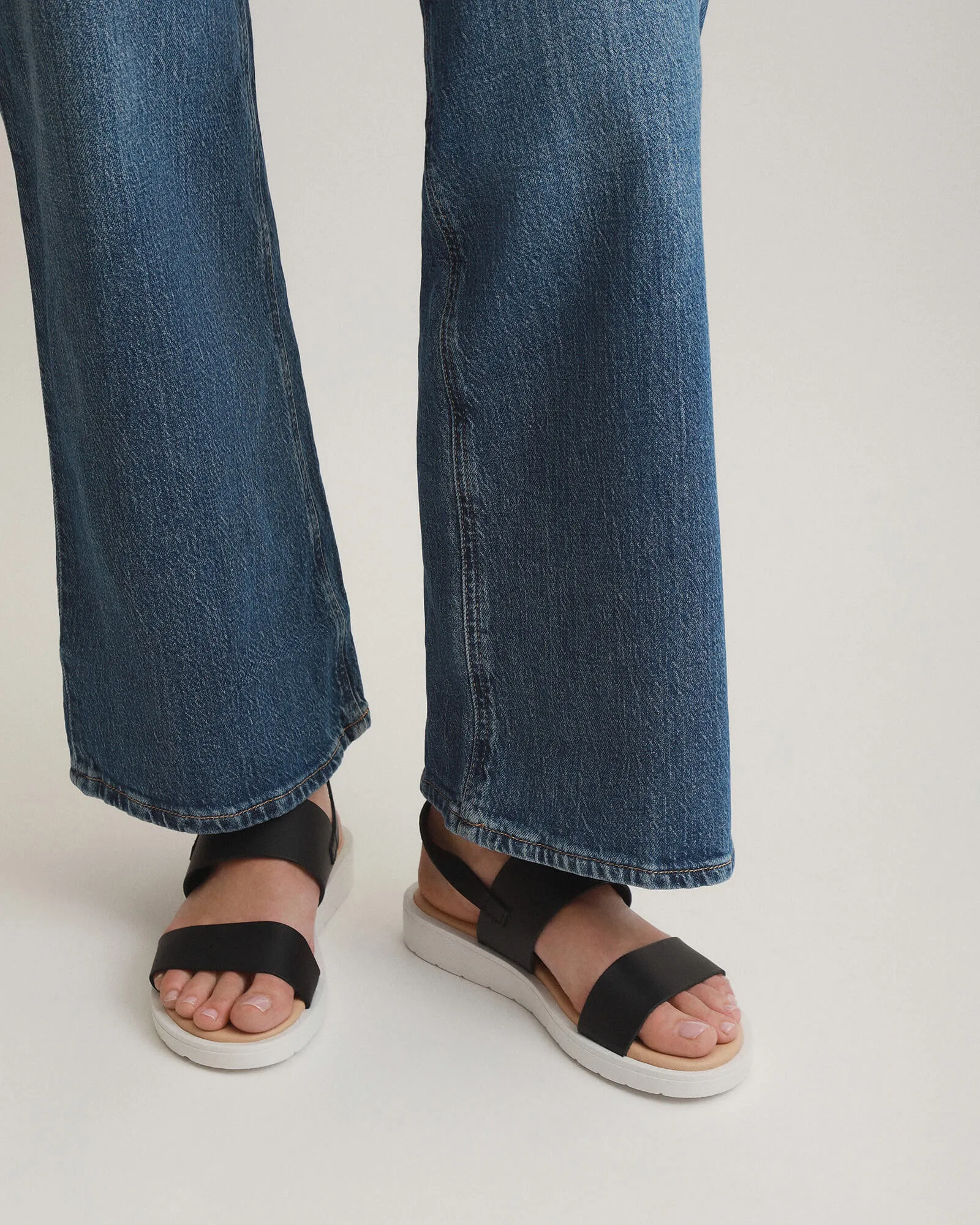 ROSALIE FLACH SANDALEN AUS SCHWARZEM LEDER