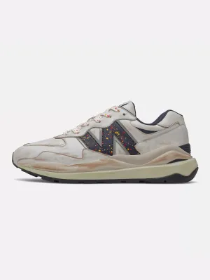 Sneakers Lifestyle mit weißen Skizzen