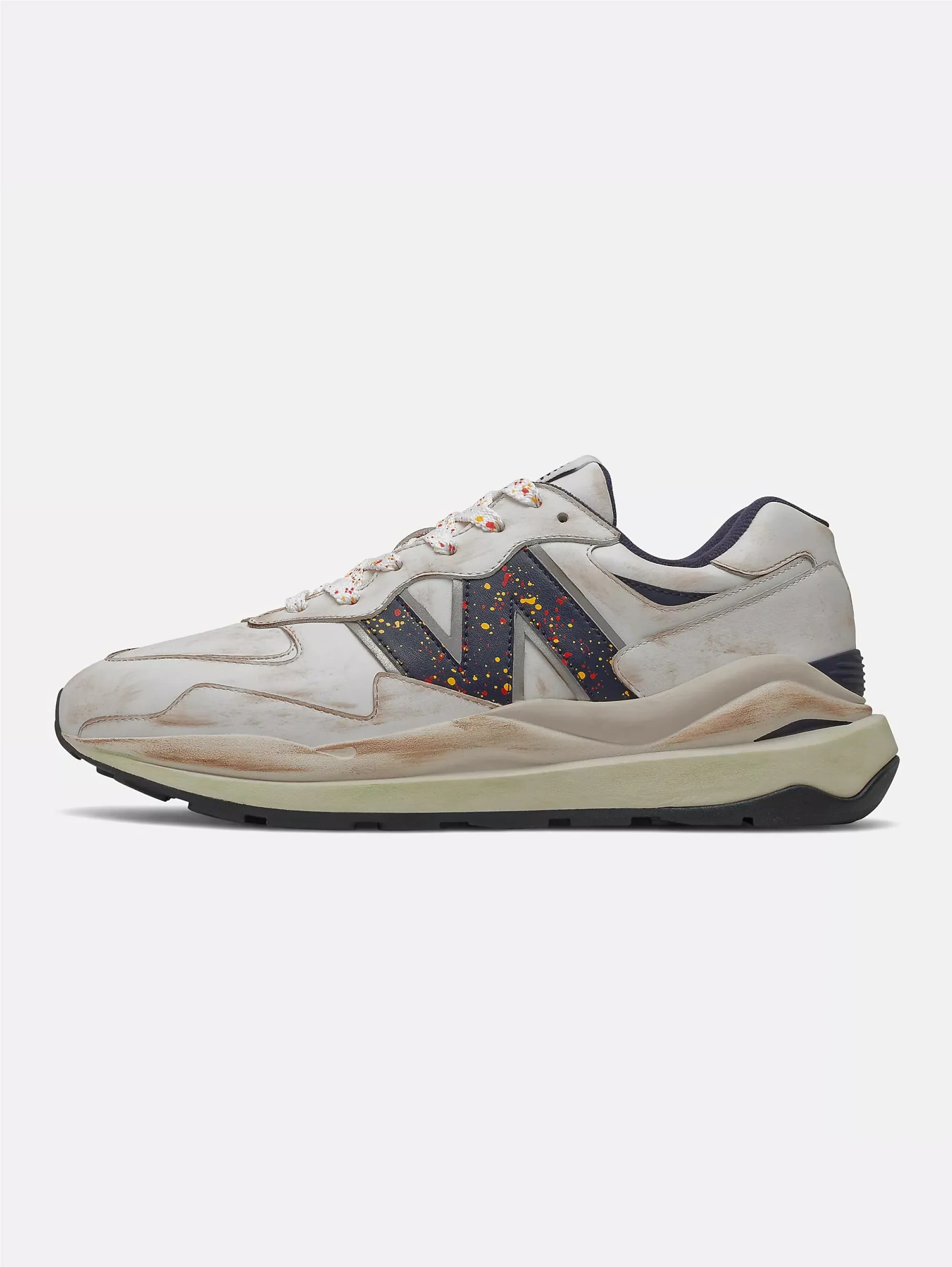 Sneakers Lifestyle mit weißen Skizzen