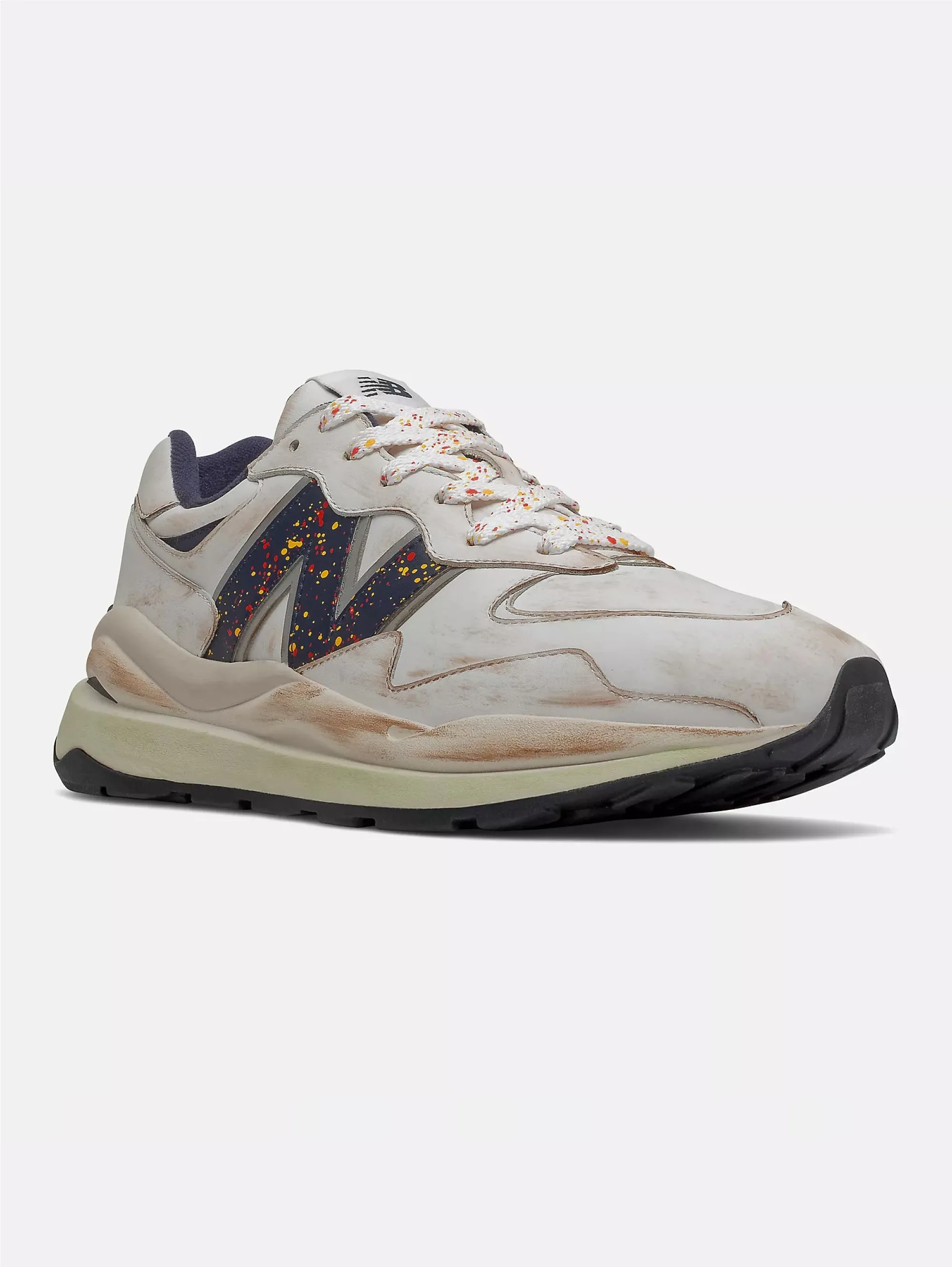 Sneakers Lifestyle mit weißen Skizzen