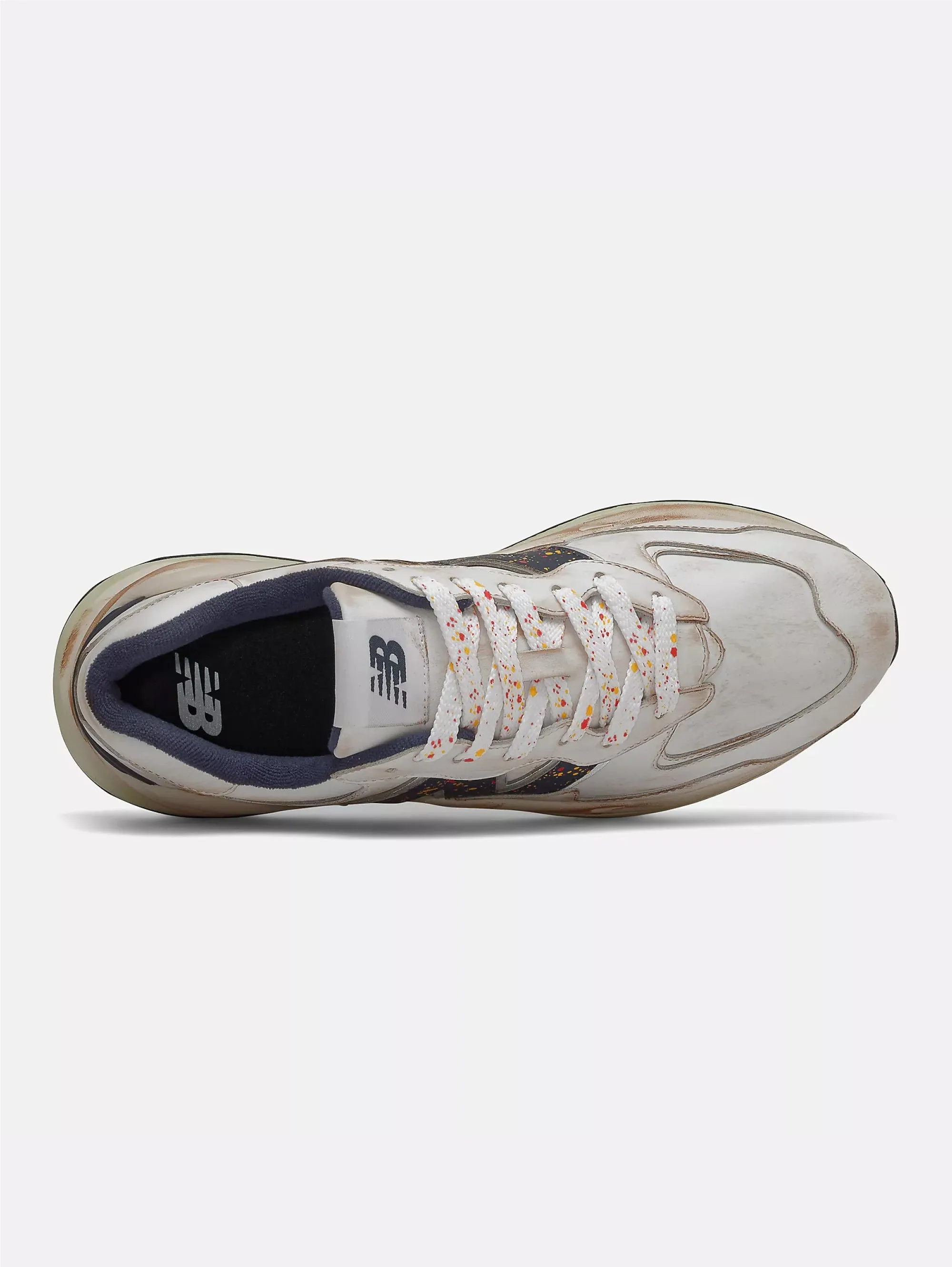 Sneakers Lifestyle mit weißen Skizzen