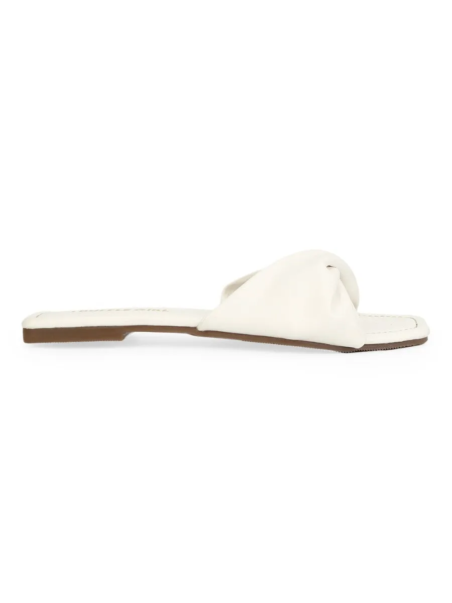 Weiße PU gedrehte Riemchen-Slip-Ons