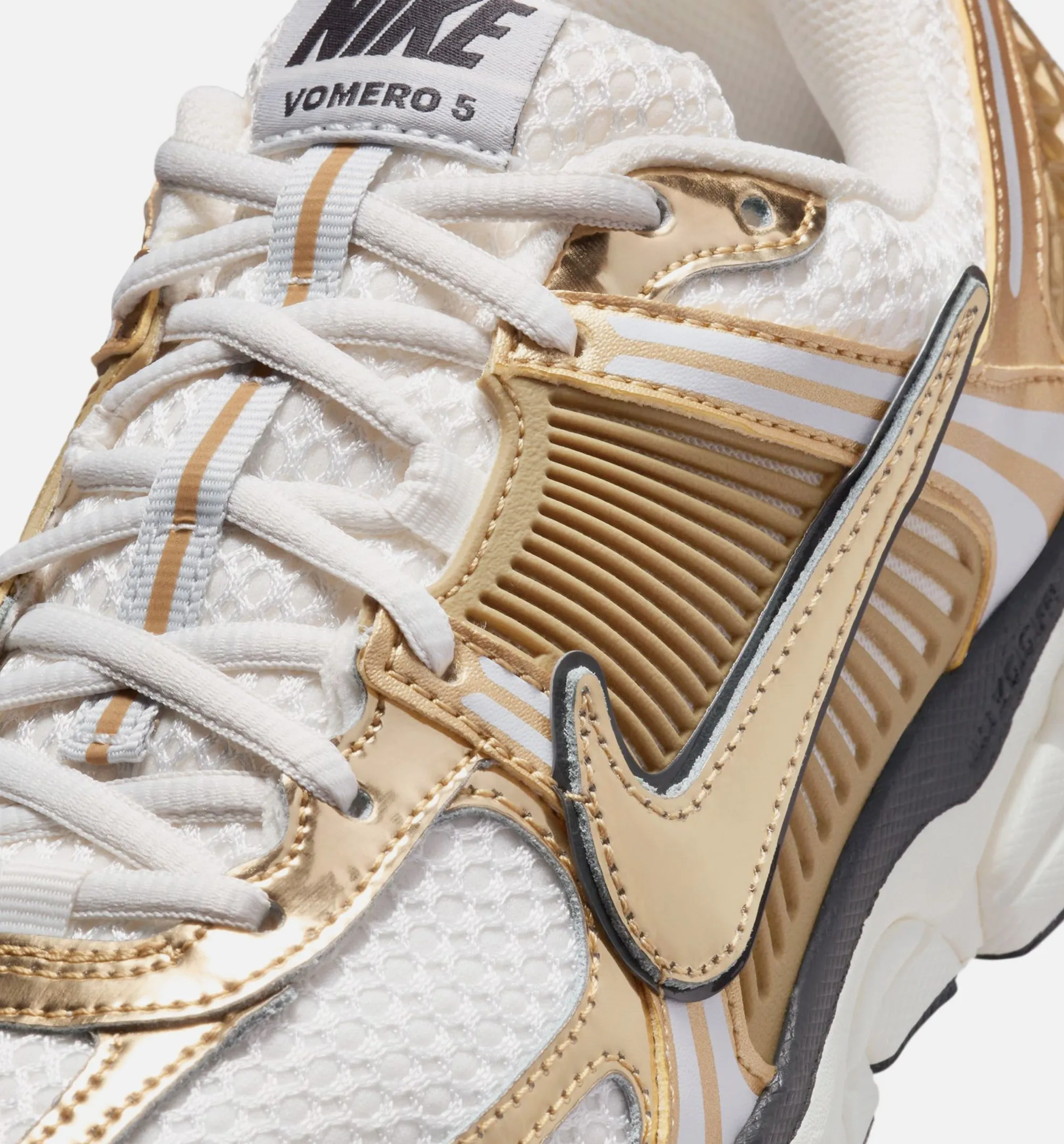 Zoom Vomero 5 Damen Lifestyle-Schuh - Metallisches Gold/Photon Dust